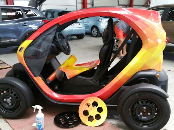 Inscriptionari auto print pe autocolant 651 renault twizy