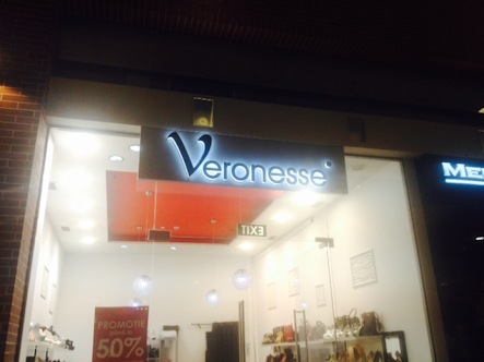 Veronesse litere volumetrice iluminate